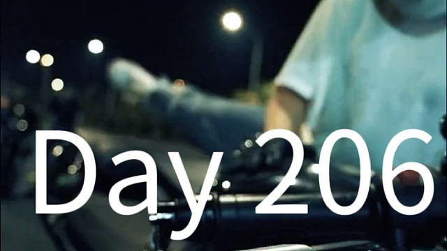 年少时以为，爱情是快乐就好。长大后才知道爱情不如机车更好！