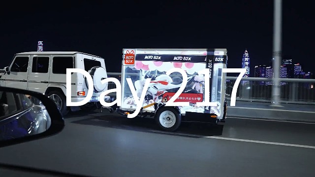 现在过节都这么卷了吗，送车都这样送的？