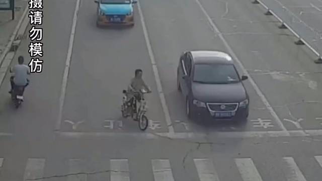 开车与电动车发生剐蹭，正确处理方式#汽车知识#带你懂车#开车技巧分享