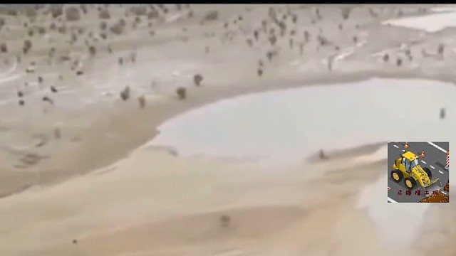 与洪水赛跑，司机上演极限操作