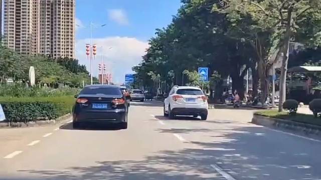 在车内如何知道与车外的距离，减少刮蹭
#汽车知识分享#汽车刮蹭#汽车防剐蹭技巧