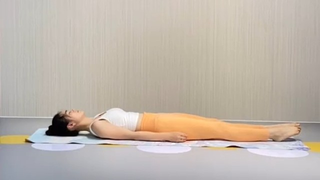 练瑜伽的美女很美！