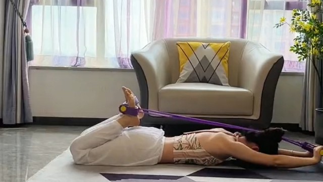 练瑜伽的美女很美！