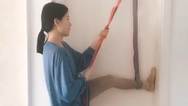 练瑜伽的美女很美！