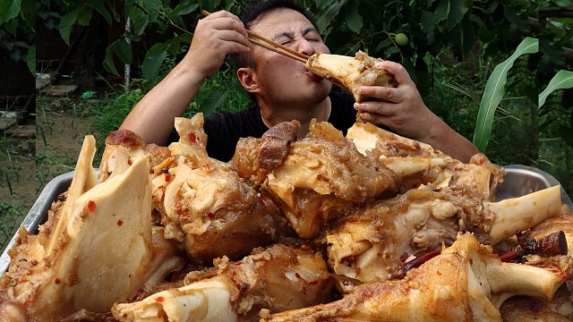 冰箱还有4根牛棒骨，做个麻辣牛骨髓，啃牛肉喝骨髓，别提多美了