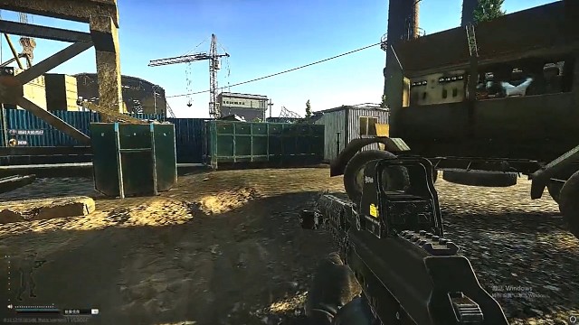 直接开个手电筒，亮瞎敌人的眼睛，直接就突突突突