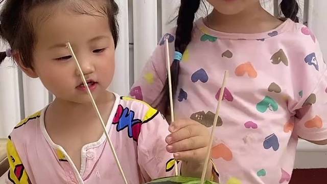 亲子互动游戏，两个宝贝一起吃西瓜
