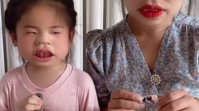 亲子互动游戏，你在吃什么呀，给我吃一点