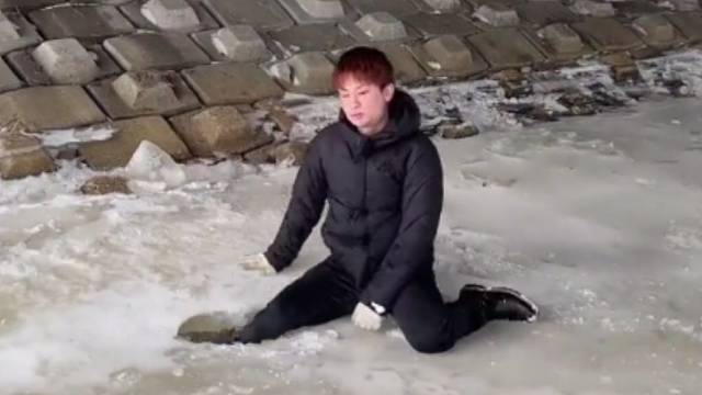 每次离开总是装作轻松的样子~