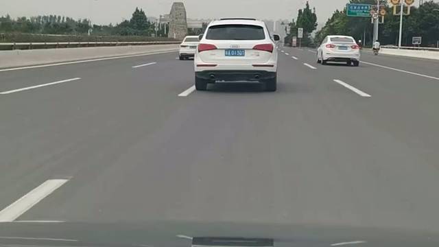 超车看车头，会车看车尾是什么意思？#汽车知识科普#汽车知识#驾驶技巧