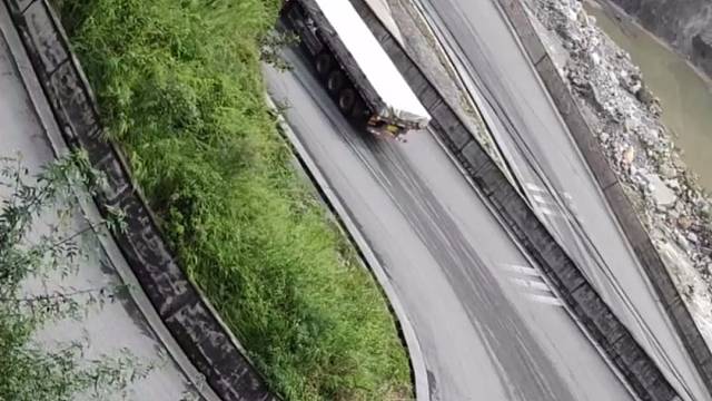 好司机不在弯道会车，急弯谨慎驾驶#安全第一