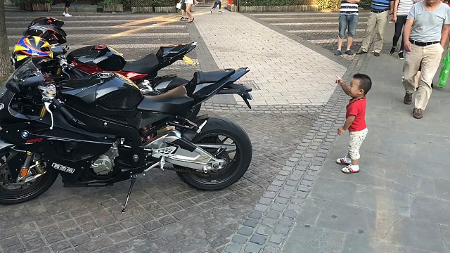 事实证明，男人喜欢车，不分年龄