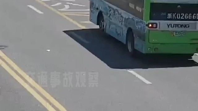 太阳公公迷人眼，电动车追尾公交车