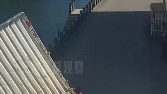 “跑路”货车一头栽向河里，几个人都拉不住，还好...