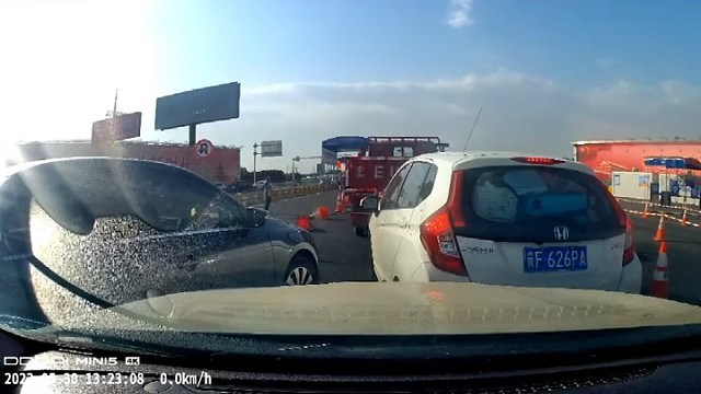 遇到如此加塞，你会怎么做？