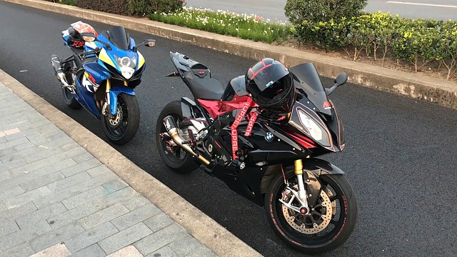 这黑红色的车是谁的，太帅了