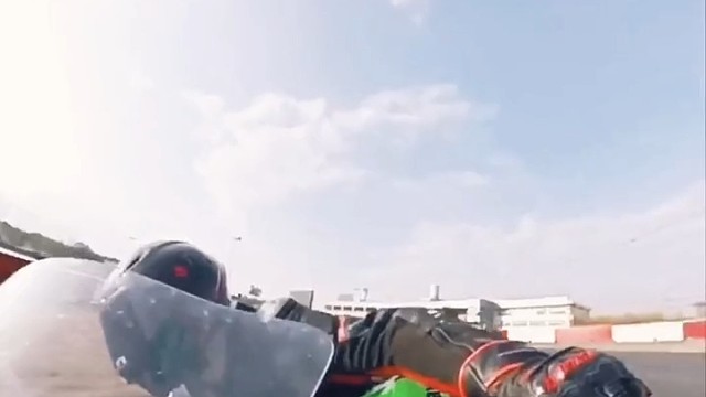 要么贴地上飞，要么贴地上划