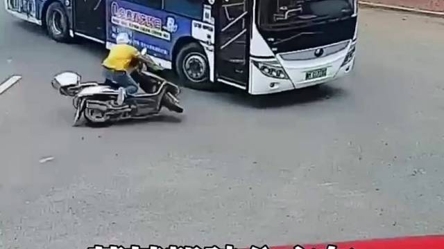 摩托车撞上公交车，幸”盔“有它保安全  ！