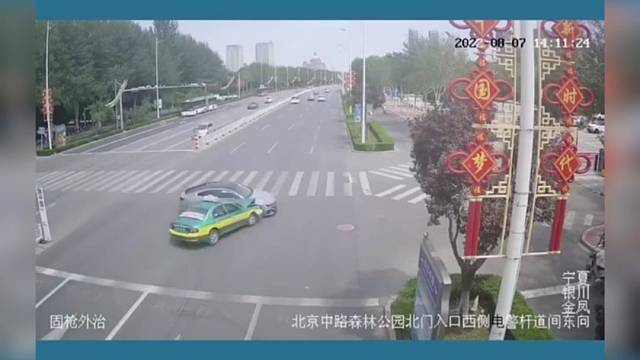 跨车道转弯不让行酿事故，躲得过第一次躲不过第二次！