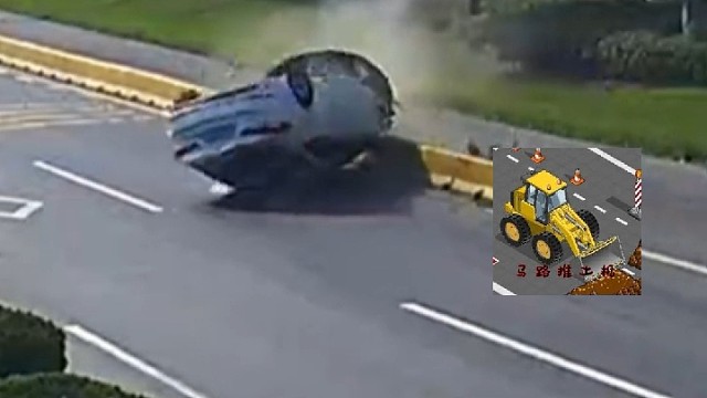 小车发生事故翻车，暖心路人火速援救。为他们点赞