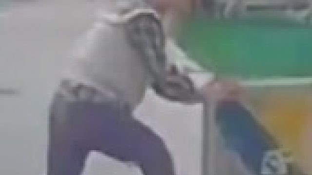 一个敢推一个敢信！夫妻开车遇到路障，老婆下车试着推开结果尴尬