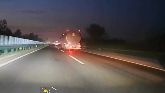 小车真的是太小了，入不了大货车的眼。直接把小车顶飞