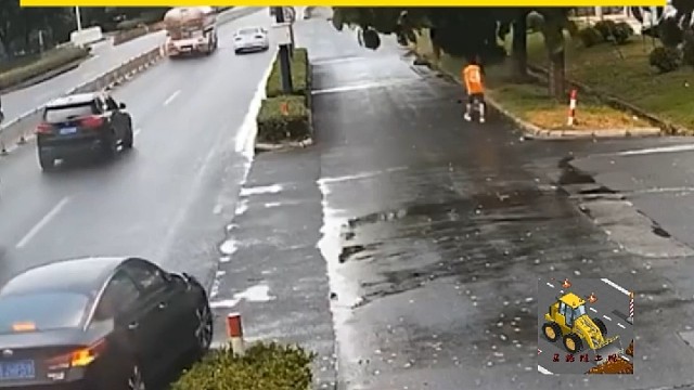 驾龄长了就开始随意了，拐弯不看后视镜。吓死电动车