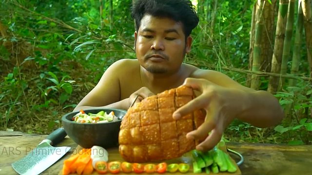 切一块五花肉，在山里油炸成脆皮，配酸辣真过瘾