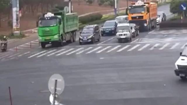 货车盲区有多可怕，电动车也太大意了