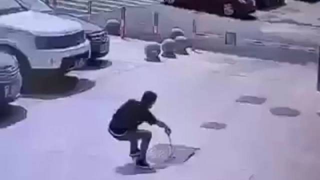 女司机上车前还看了一眼，工人在盲区作业