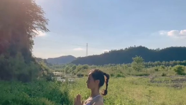 一套瑜伽服，一张瑜伽垫，一部手机，一副支架