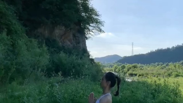 一部手机，一副支架，一张瑜伽垫，一套瑜伽服