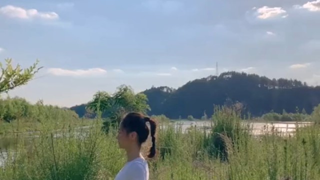 微风徐徐，杂草丛间，一日瑜伽，一世优雅！