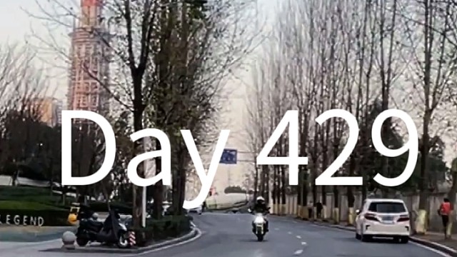 本该坐在副驾驶的我，现在却骑在摩托车上我看哪个憨憨敢撞我