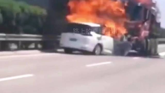 逆行大货车与小轿车相撞，肇事去已经被带走。