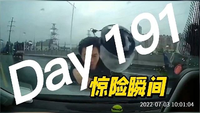 看表情我就知道很痛了，下次注意别逆行，太危险了！