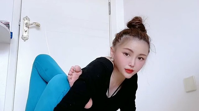 美女瑜伽健身日常，这个造型挺别致阿！