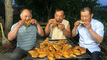 280块买筐蹄烤着吃，先卤后烤，叔侄仨啃着猪蹄喝着酒，真香