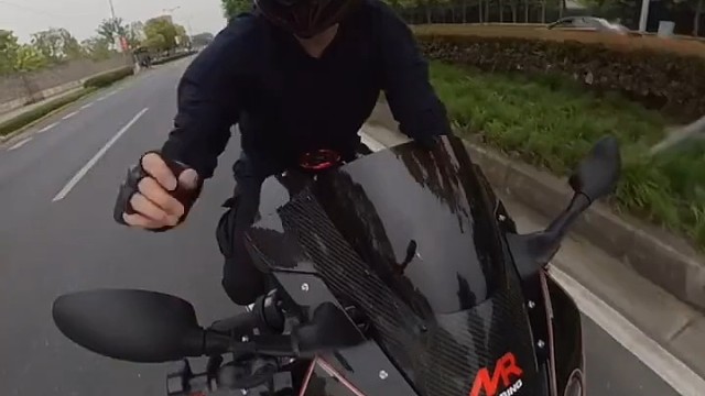 再靠近一点点，我就跟你走