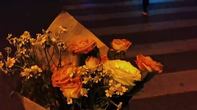 我明明在深渊里待的好好的你非要拼命把我拉上来，再一次把我推入深渊