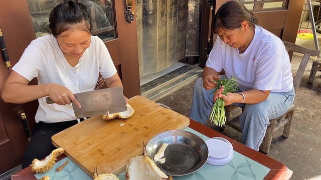 榴莲壳扔了挺可惜，掺点排骨炖一锅，配上老妈炕的软馍，吃撑了