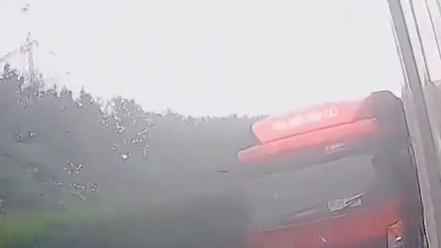 两大货车高速硬钢