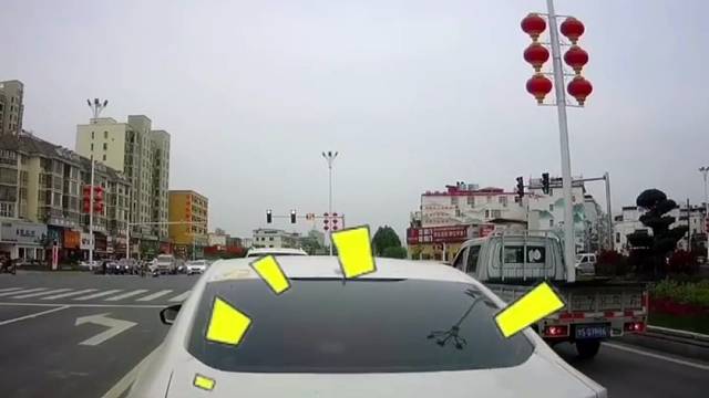 遛车撞了，一看车顶上贴着实习标