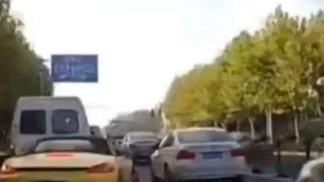 保时捷强行加塞，原因惊呆众人