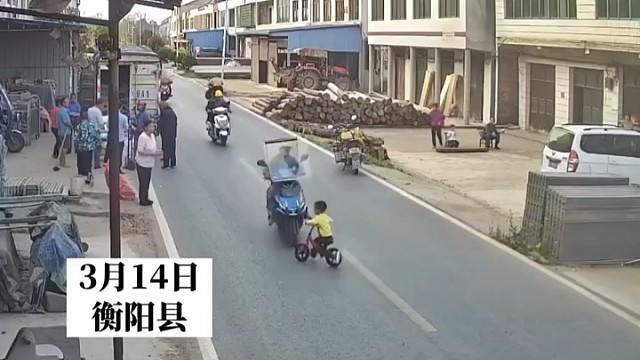 孩子过马路，惊险瞬间，是家长看管不到位，还是司机不看路