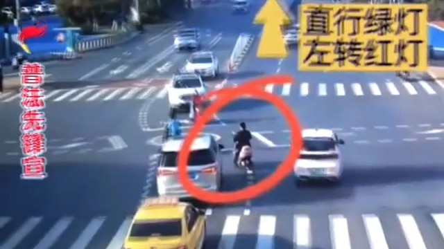 女子遇到了“真”交警