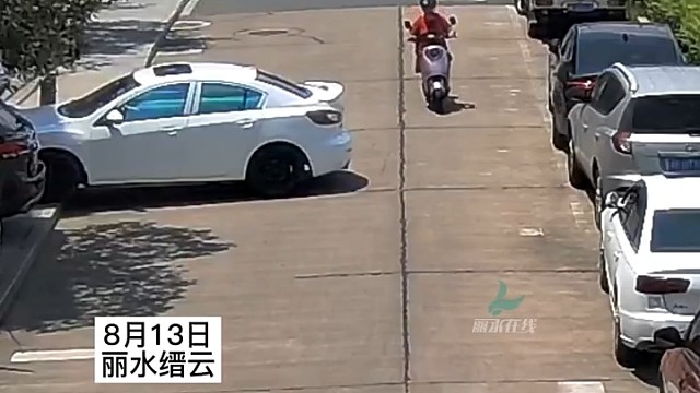 女司机一脚油门，三车损坏，还有一人。。。。。。