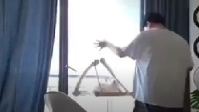 男子去阳台透气不料被猫猫反锁在外