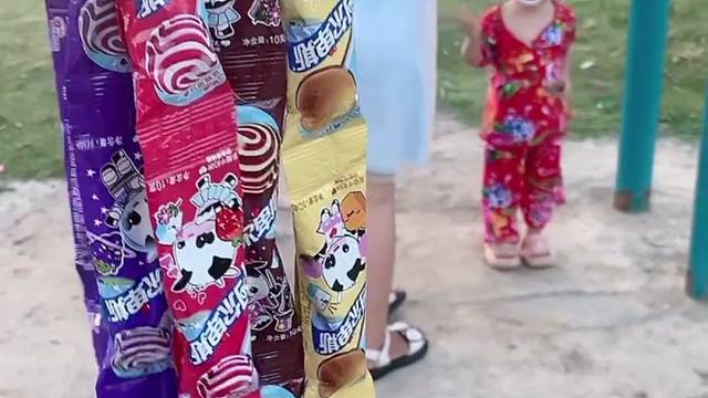 亲子互动游戏，宝贝们分棒棒糖啦