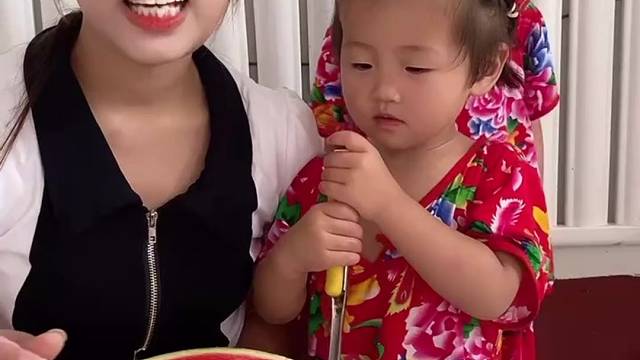 亲子互动游戏，这俩孩子怎么把我的西瓜全拿走了